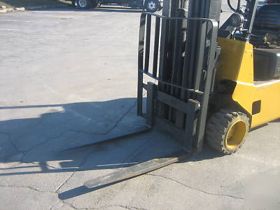 Hyster 5000# forklift traction tires quad mast 20' lift
