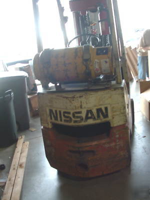 Nissan 3000 sitdown forklift w/3 propane tanks 