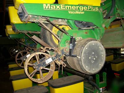 Seed planter gauge wheel cleaners