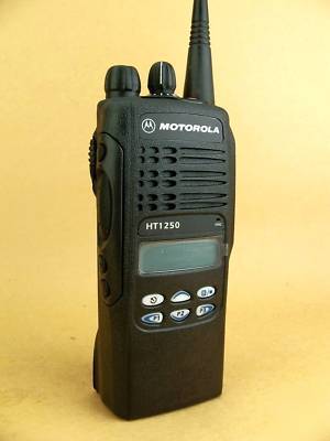 New mint motorola HT1250 uhf 128-ch radio w/ accessories