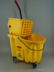 Rubbermaid wavebreak 35QT side press mop bucket wringer