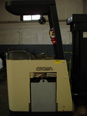 2001 crown counterbalance fork lift-no 