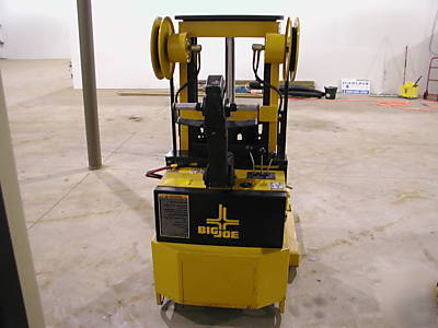 Big joe electric walkie straddle pallet stacker 1124 hr