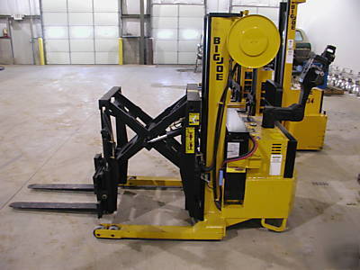 Big joe electric walkie straddle pallet stacker 1124 hr