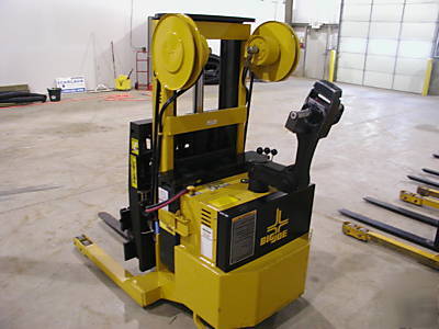 Big joe electric walkie straddle pallet stacker 1124 hr