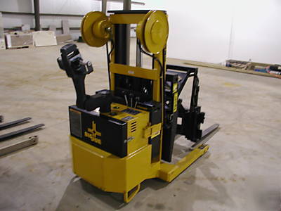 Big joe electric walkie straddle pallet stacker 1124 hr