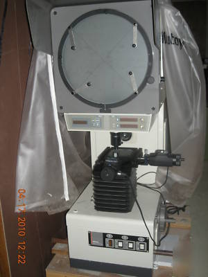Mitutoyo optical comparator - model PJ3000- 100 x magn.