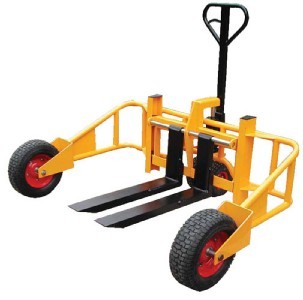 Light duty all terrain straddle pallet truck