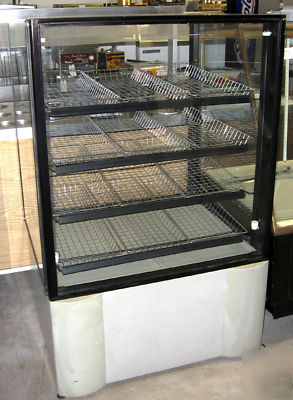 Dry pastry display case