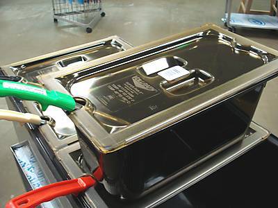 Food warmer holds 4 1/3 sized pans w/ servers and lids