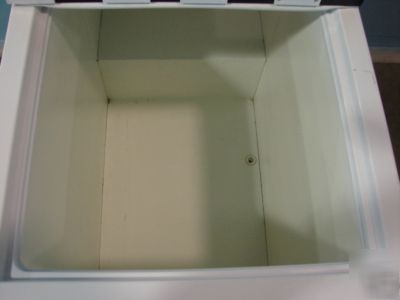 Fricon bunker freezer with flip top lid, 42