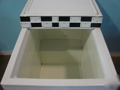 Fricon bunker freezer with flip top lid, 42