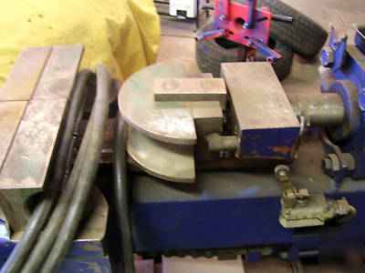 Hydraulic exhaust pipe bender