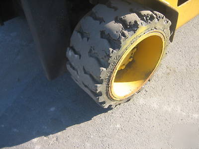 Hyster 5000# forklift traction tires quad mast 20' lift