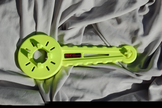New scotty foam pail and drum wrench 