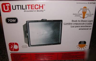 Utilitech 70W dusk dawn security light hp sodium 247588