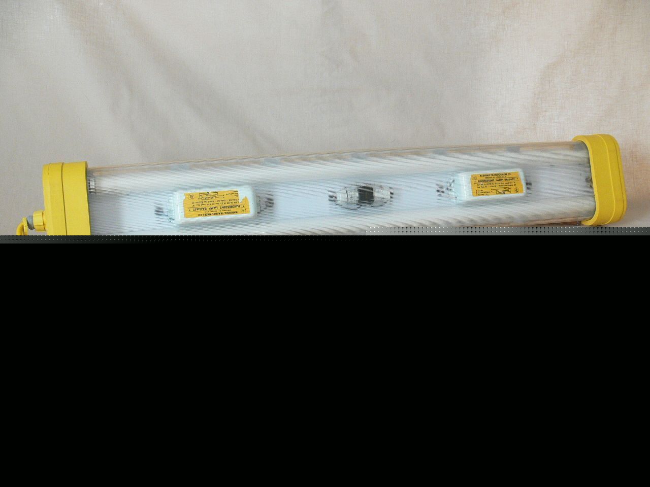 Daniel woodhead 3FT dual 30W fluorescent light, #1026