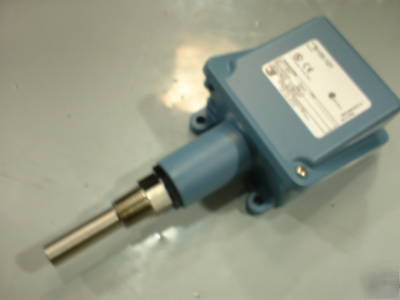 Ue nema 4X temperature switch 0-225F B100-120/1530 