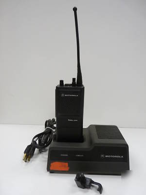 Motorola uhf P200 6CH portable radio w/ charger-battery