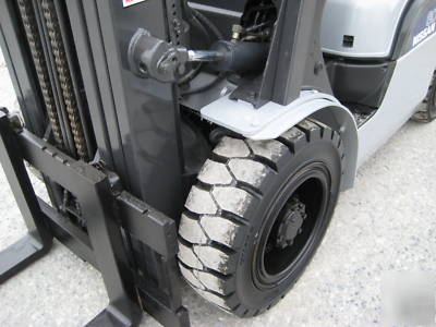 2004' nissan 6,000# pneumatic forklift, very nice 