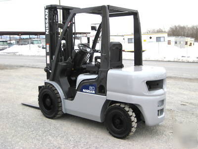2004' nissan 6,000# pneumatic forklift, very nice 