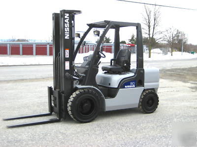 2004' nissan 6,000# pneumatic forklift, very nice 
