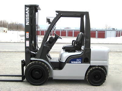 2004' nissan 6,000# pneumatic forklift, very nice 
