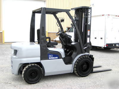 2004' nissan 6,000# pneumatic forklift, very nice 