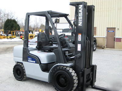 2004' nissan 6,000# pneumatic forklift, very nice 