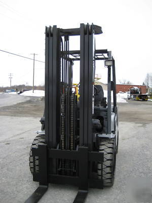 2004' nissan 6,000# pneumatic forklift, very nice 
