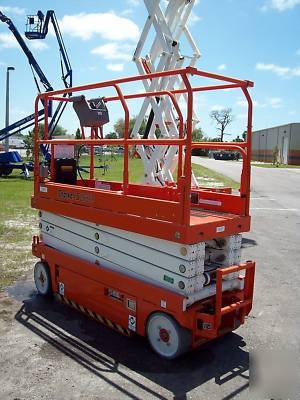 New snorkel S2633 scissor lift 32' working height,brand 