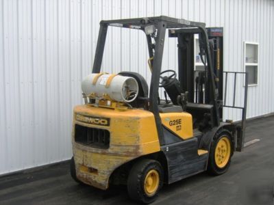 Daweoo pneumatic forklift, low hours, runs great 