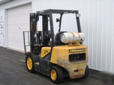 Daweoo pneumatic forklift, low hours, runs great 