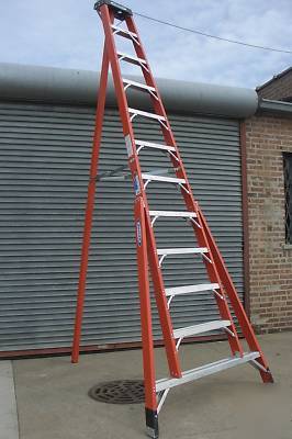 Werner 12' fiberglass tripod ladder FTP6212