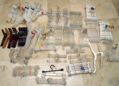 800OR< clothing/clothes store plastic/wood/clip hangers