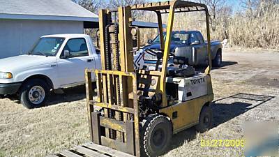 Older model toyota forklift runs good all terrain tires