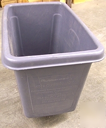 Used rubbermaid 4612 cube truck volume: 12 cu. ft.