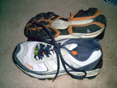 Women's safety sneakers, size 6.5 medium, by nautilus