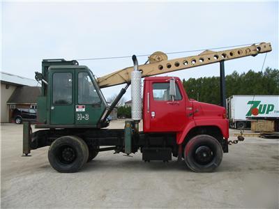 Bucyrus erie crane boom on international tractor truck