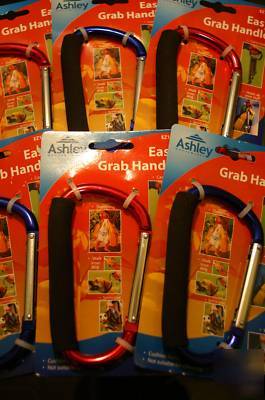 Easy grab handle karabiner carry aid