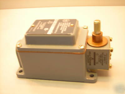 New allen bradley 802T-R2TD time delay limit switch