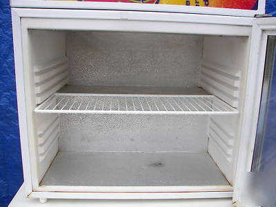 Refrigerator/ freezer countertop merchandiser lighted