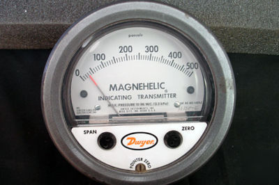 Dwyer magnehelic indicating transmitter (C215)