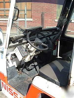 Nissan VO2 tow tugger tractor lpg with 4 carts