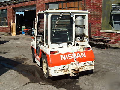 Nissan VO2 tow tugger tractor lpg with 4 carts