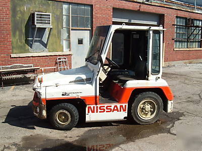 Nissan VO2 tow tugger tractor lpg with 4 carts