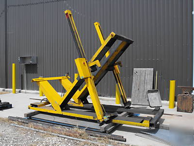 Tilt-a-lift forklift maintenance lift tool