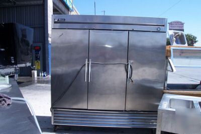 True 3 doors up right freezer, 220 volts, 1 phase