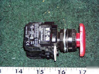 New eaton cutler-hammer E22LLB2E e-stop switch fs